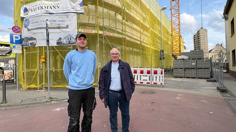 Investor Paul Sauermann (von links) und Beigeordneter Werner Lahme (CDU) vor der Baustelle in Bad Hönningen. 