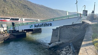 Schäden, die durch einen Schiffsunfall am Fähranleger in Boppard entstanden sind