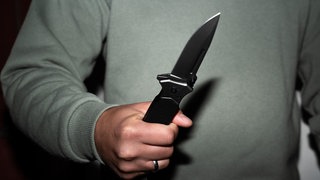 Ein Mann hält ein Messer fest in der Hand: Nach einem Messerangriff in Betzdorf ist ein 66-Jähriger wegen versuchten Mordes verurteilt worden. 