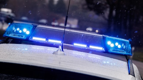 Das Blaulicht ist an einem Einsatzfahrzeug der Polizei zu sehen. In Koblenz wird ein schwerkranker Mann aus einem Seniorenheim vermisst. 