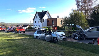 Die Unfallstelle bei Asbach (Kreis Neuwied) - Rettungskräfte sind vor Ort.