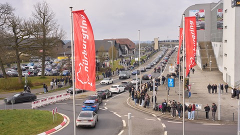 Tausende Autofans trafen sich zum sogenannten Car-Friday, dem Start der Tuning-Saison, am Nürburgring.