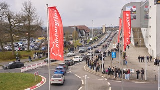 Tausende Autofans trafen sich zum sogenannten Car-Friday, dem Start der Tuning-Saison, am Nürburgring.