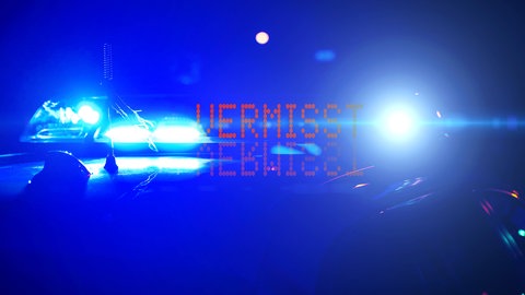 Ein Polizeiblaulicht und der Schriftzug "vermisst" (Symbolbild)