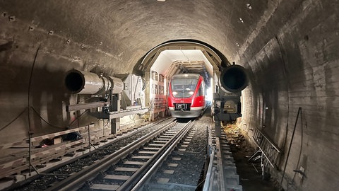 Ein Zug fährt im Fachinger Tunnel durch die Baumaschine.