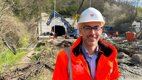 Projektleiter Spyros Fotos vor dem Tunnelportal des Fachinger Tunnels.