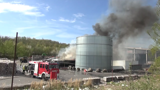 Löscharbeiten in einer Recyclingfirma bei OchtendungKreis Mayen-Koblenz