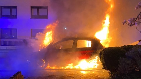 E-Auto brennt in Bad Breisig völlig aus: Wrack mit Akku wird in speziellem Wassercontainer gelöscht.