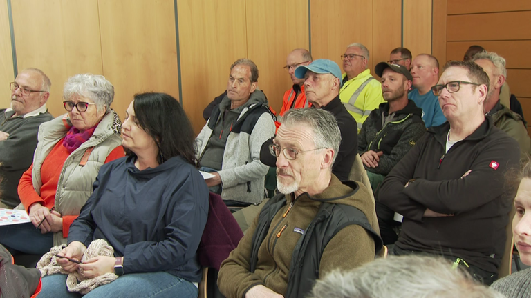 Zum Start des Garten-Workshops gab es auch theoretischen Input von der Gartenexpertin. 30 Teilnehmer aus vielen kleinen Ortschaften waren dabei.