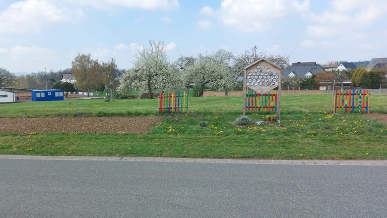 Links und rechts des Bienenhotels enstehen in Reitzenhain im Taunus zwei Staudenbeete.