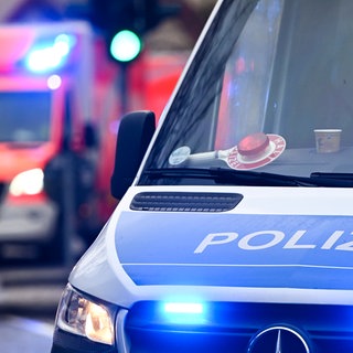 Bus überrollt Schulkind, Mädchen schwer verletzt