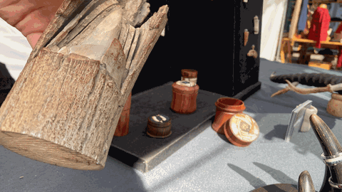 Ein Mann hält einen Mammut-Stoßzahn in der Hand, aus dem man Schmuck herstellen kann