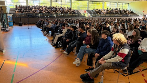 Viele junge Menschen bei einem Event zum Thema Cybersicherheit in Kaisersesch.