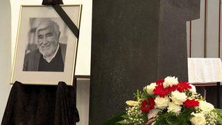 Ein Foto von Mario Adorf neben Blumengebinde - Mayen gedenkt des verstorbenen Schauspielers