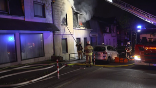 Eine leerstehende Doppelhaushälfte in Simmern steht in Flammen. Die Feuerwehr war mit Dutzenden Einsatzkräften vor Ort, um den Brand zu löschen.