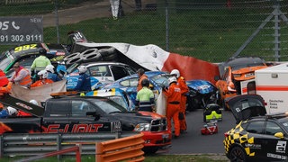 Insgesamt sieben Rennautos waren an dem Unfall auf dem Nürburgring beteiligt.