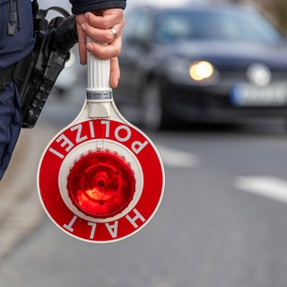 Ein Polizist wurde in Emmerzhausen fast von einem Motorradfahrer umgefahren.