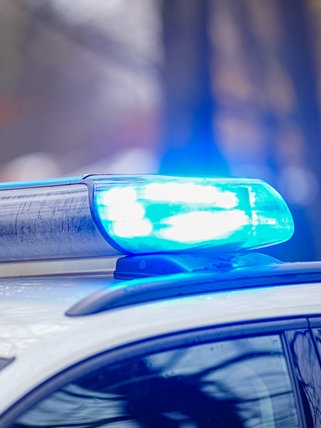 Das Blaulicht auf einem Polizeiauto: In Dernbach im Westerwald wurde eine 17-Jährige vermisst.