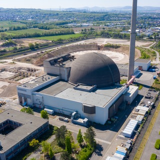 Luftaufnahme des Geländes rund um die Reaktorkuppel von Mülheim Kärlich