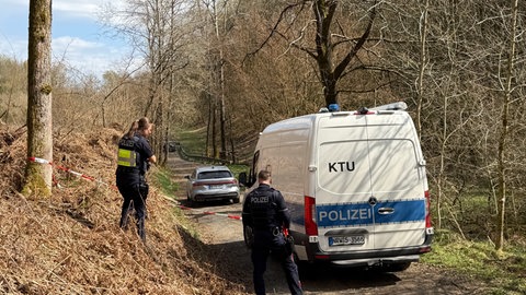 Polizisten vor abgesperrtem Bereich. Gefundener Schädel gehört eindeutig zu getöteter Eritreerin. 