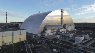 Die neue Schutzhülle um den havarierten Reaktor von Tschernobyl aus der Luft