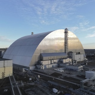 Die neue Schutzhülle um den havarierten Reaktor von Tschernobyl aus der Luft