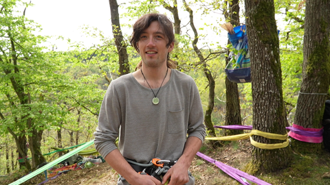 Slackliner bereitet sich an der Geierlay vor