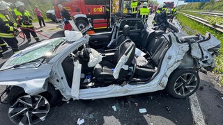 Das Fahrzeug, das bei einem Unfall am Dernbacher Dreieck über die Mittellleitplanke geschleudert worden und auf der Gegenfahrbahn gelandet ist. 