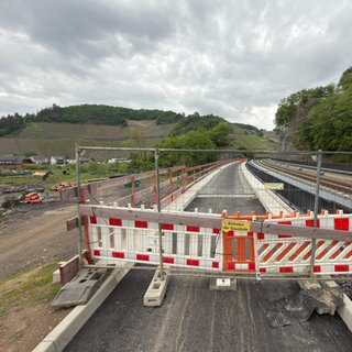 Der Ahrtal-Radweg befindet sich an der Mittelahr zurzeit noch im Bau und darf nicht befahren werden.