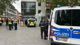 Blick in die Fußgängerzone in Koblenz: Einsatzfahrzeuge und Beamte bei der Großkontrolle der Polizei am 6. Mai 2026
