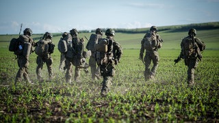 Das Symbolfoto zeigt mehrere Soldaten in Uniformen und mit Gewehren bei einer Übung. 