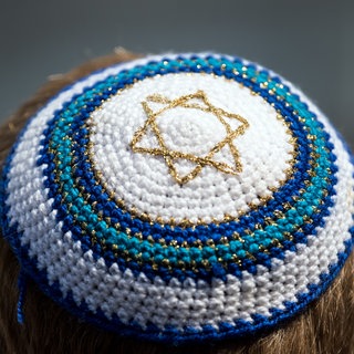 Das Symbolfoto zeigt einen jungen Mann von hinten mit einer Kippa auf dem Kopf: In RLP haben Beratungsstellen gegen Rechtsextremimus und Antisemitismus immer mehr zu tun. 