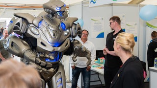 Ein großer Roboter bei der Jobnox in Pohl im rhein-Lahn-Kreis. Die Wirtschaft hofft auch mit Robotern Nachwuchskräfte anzulocken.