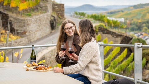 Zwei Frau mit Wein und Essen in den Ahrweiler Weinbergen