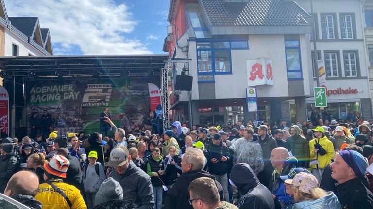 Mehr als 3.000 Fans kamen am Mittwochnachmittag zum "Racing Day" in Adenau.