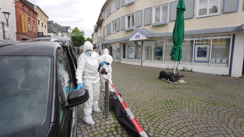 Spurensicherer untersuchen nach einem Raubüberfall die Volksbank in Sinzig.