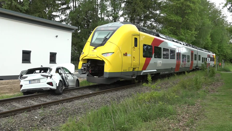Das Auto musste nach der Kollision abgeschleppt werden.
