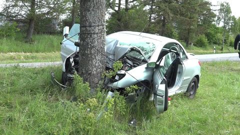 Auf der L300 im Bereich Ransbach-Baumbach ist es am Sonntag zu einem schweren Unfall gekommen. Aus ungeklärter Ursache ist ein Fahrzeug von der Fahrbahn abgekommen und gegen einen Baum geprallt.
