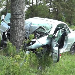 Auf der L300 im Bereich Ransbach-Baumbach ist es am Sonntag zu einem schweren Unfall gekommen. Aus ungeklärter Ursache ist ein Fahrzeug von der Fahrbahn abgekommen und gegen einen Baum geprallt.