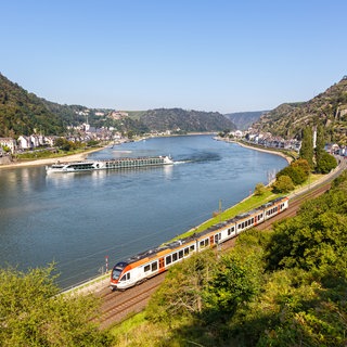 eine Regionalbahn fährt auf der rechten Rheinseite bei St. Goarshausen. 