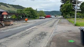 Blick auf den Obststand an der B42 in Osterspai. Hier soll der Radweg entlang laufen.