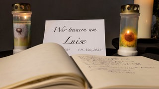 In der evangelischen Kirche in Freudenberg liegt im März 2023 ein Kondolenzbuch für die verstorbene Luise aus. Das Landgericht Koblenz entscheidet, ob ihrer Familie Schadenersatz und Schmerzensgeld zusteht.