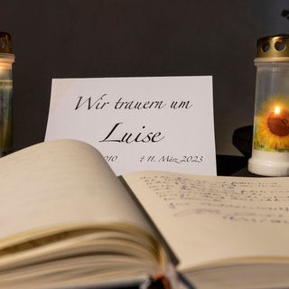 In der evangelischen Kirche in Freudenberg liegt im März 2023 ein Kondolenzbuch für die verstorbene Luise aus. Das Landgericht Koblenz entscheidet, ob ihrer Familie Schadenersatz und Schmerzensgeld zusteht.
