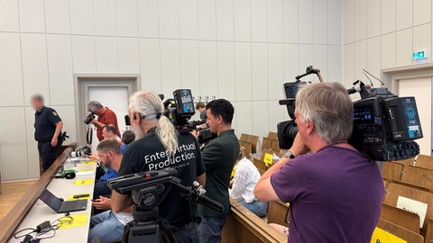 Großer Medienandrang im Landgericht Koblenz: Das hat der Familie der getöteten Luise aus Freudenberg Schmerzensgeld zugesprochen.