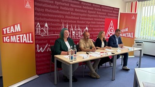 Vertreter der IG Metall und von Novelis sitzen an einem Tisch. Keine Kündigungen bei Novelis in Koblenz.