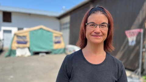 Kerstin Lorenz vor ihrem Faltcaravan.