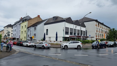 Etliche Autos stauen sich im Stadtteil Rauental: Die Sperrzone in der Koblenzer Innenstadt führt zu Staus im Stadtgebiet.