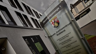 Das Justizzentrum in Koblenz, in dem der rheinland-pfälzische Verfassungsgerichtshof, das Oberverwaltungsgericht, das Verwaltungsgericht, die Generalstaatsanwaltschaft, die Staatsanwaltschaft, das Sozialgericht und das Arbeitsgericht untergebracht sind.