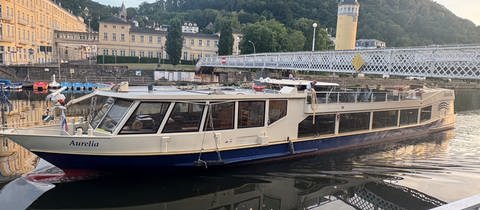 Die Aurelia legt bald los. Am 16. Juni beginnen die Linienfahrten auf der Lahn. Hier sieht man sie beim erstmaligen Einlaufen an ihrem neuen Liegeplatz nahe der Römerquelle.