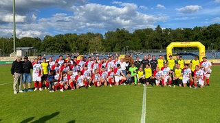 Mansnchaften beim Benefizspiel im Koblenzer Stadion Oberwerth zugunsten der Fly & Help-Stiftung.